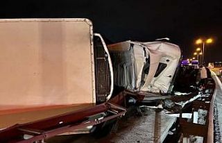 Büyükçekmece TEM Otoyolu’nda tır devrildi: Kilometrelerce...