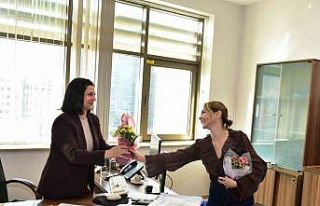 Büyükşehir’den kadın çalışanlara çiçek...