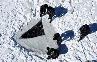 Buzla kaplı gölette nefes kesen dalış