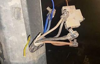 Cadde ve sokak aydınlatmaları için kurulan direklerden...