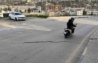 Cadde yolunda oluşan çatlaklıklar tehlike oluşturuyor