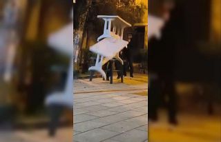 Cami bahçesindeki masalara zarar veren çocuklar...