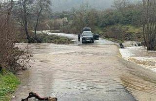 Çanakkale’de köy yolu sağanak yağış sonrası...