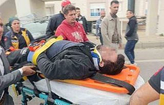 Çarpışan iki araçtan biri üst geçidin ayaklarına...