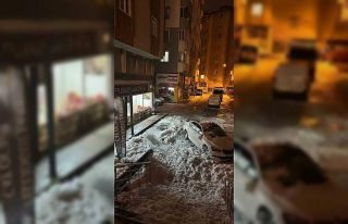 Çatıdan düşen kar kütlesi otomobili kullanılamaz...