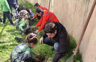 Çavdarhisar’da minikler okul bahçesine fidan dikti