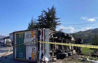 Çay yüklü tır devrildi: 1 yaralı