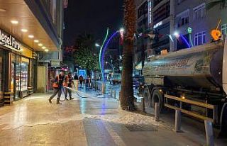 Çayırova’da bayram öncesi cadde ve sokaklar yıkanıyor