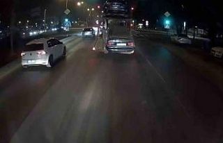 Çekici otomobili yola düşürdü