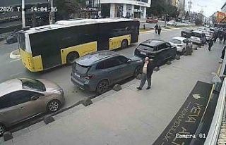 Cenazeden çıkıp yolun karşısına geçiyordu:...