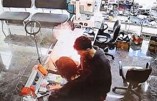 Cep telefonu bomba gibi patlayıp alev aldı: O anlar...