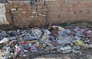 Çevre kirliliğine neden olan moloz yığınları...