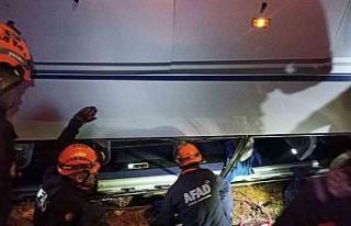 Ceza infaz kurumuna ait servis aracı devrildi: 16...