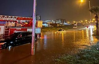 Cizre’de araçlarda mahsur kalan 3 kişiyi itfaiye...