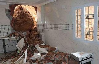 Cizre’de sağanak yağış heyelana neden oldu,...