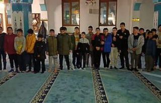 Çocuklar camide "Kabe’de hacılar hu der Allah"...