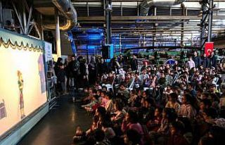 Çocuklar geleneksel gölge gösterisi ile eğlenceli...