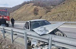 Çorum’da bariyerlere çarpan otomobilin sürücüsü...