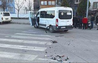 Çorum’da minibüs ile motosiklet çarpıştı:...