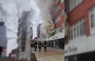 Daire alevlere teslim oldu, 4 kişi dumandan etkilendi