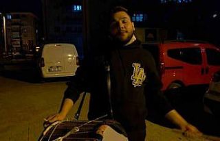 Dedesinden kalan davulla mahalleliyi sahura uyandırıyor