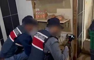 Dekoratif rafın arkasındaki gizli depoda 558 litre...