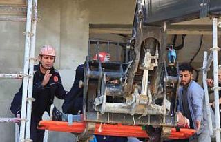 Demir iskeleden düşen inşaat işçisi yaralandı