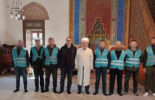 Denetimli serbestlikte cami temizlediler