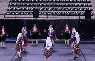 Denizli’de halk oyunları şöleninde finalistler...