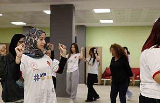 Denizli’de öğrenciler yurtlarda halk oyunları...