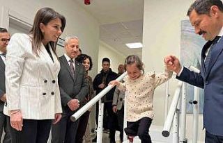 Depremde ailesini kaybeden Zeynep, Barbie’li protez...