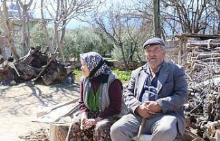 Depremde hasar gören evlerini dışarıdan izliyorlar