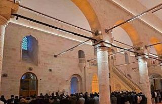 Depremde hasar gören tarihi Selahattin Eyyubi Camii...