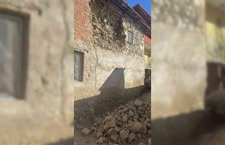 Depreme uyanan kadın dua ederek sarsıntının geçmesini...