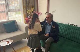 Depremzede Eroğlu ailesi yeni evlerinde ilk bayram...