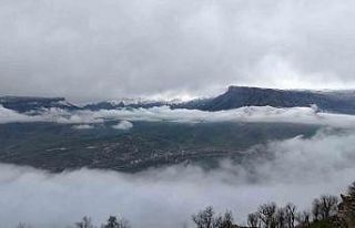 Derecik’te sisli manzara mest etti