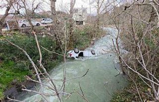 Dereye uçan otomobil suyla doldu, boğulma tehlikesi...
