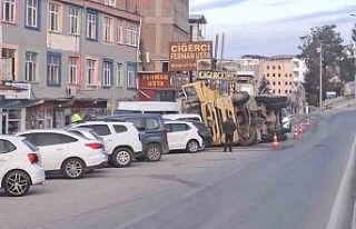 Devrilen tır park halindeki 7 araca çarptı