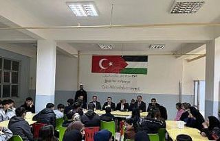 Dicle Kaymakamı Mustafa Atış, lise öğrencileriyle...