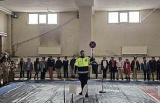 Digor’da öğrencilere uygulamalı trafik eğitimi...