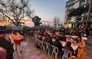 Dikili Cumhuriyet Meydanı’nda binler aynı sofrada