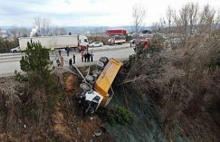 Direksiyon başında fenalaştı, hafriyat kamyonu...