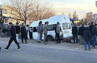 Diyarbakır’da işçi minibüsü duvara çarptı:...