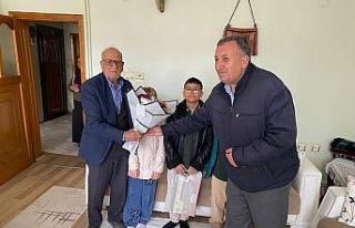 Diyarbakır’da öğrenciler, emekli öğretmenleri...