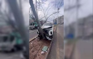 Diyarbakır’da otomobil refüje çıkıp direğe...