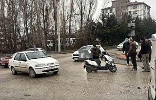 Dönel kavşakta motosiklet ile otomobil çarpıştı