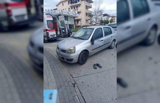 Dönüş yasağına uymayan otomobile motosiklet çarptı:...