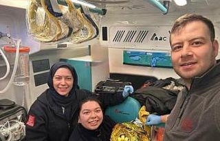 Dünyaya gözlerini ambulansta açtı