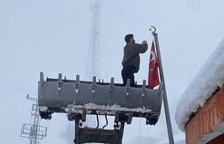 Düşen bayrağı kepçenin ağzına çıkarak yerine...