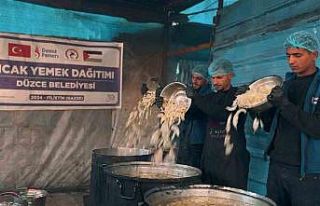 Düzce Belediyesi Gazze’de iftar sofrası kurdu